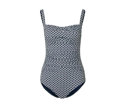 Ganzkörperansicht eines Badeanzugs mit blau-weißem Blätterdruck.
