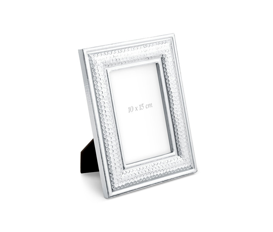 Silberner Bilderrahmen in gehämmerter Optik.