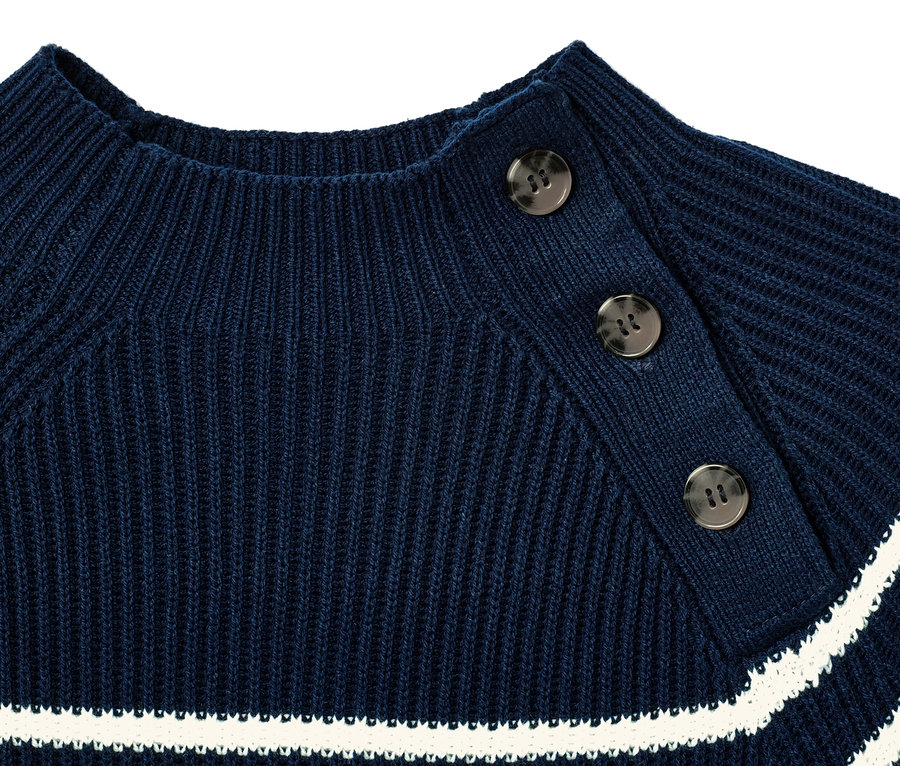 Detailansicht eines gestreiften Strickkleids mit Knopfdetail.