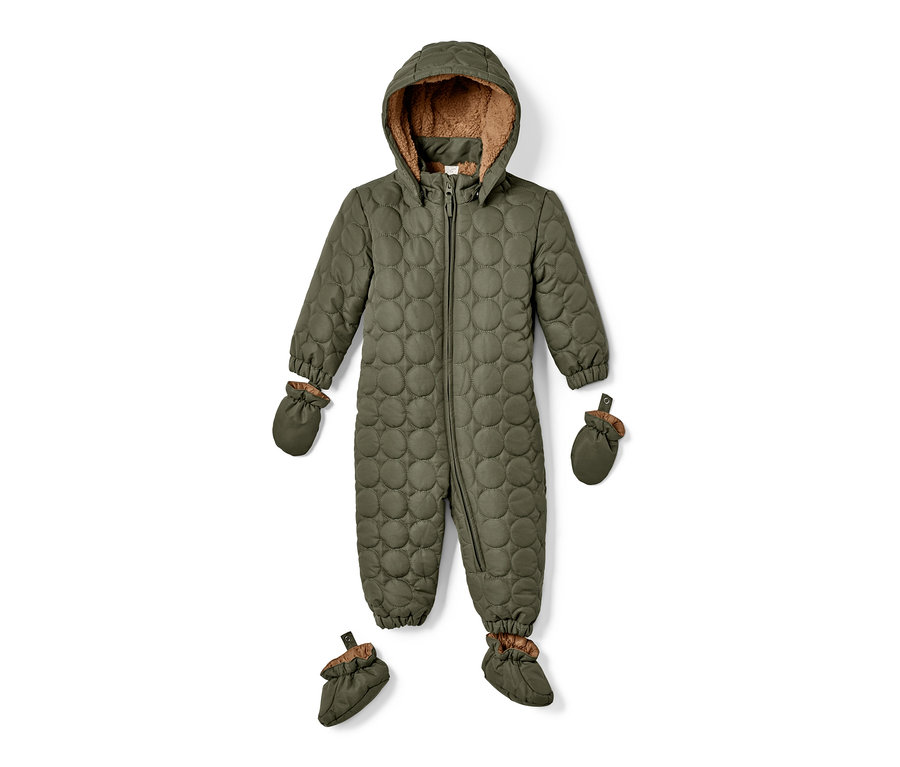 Ein olivgrüner Baby-Winteroverall mit Kapuze, Handschuhen und Füßlingen.