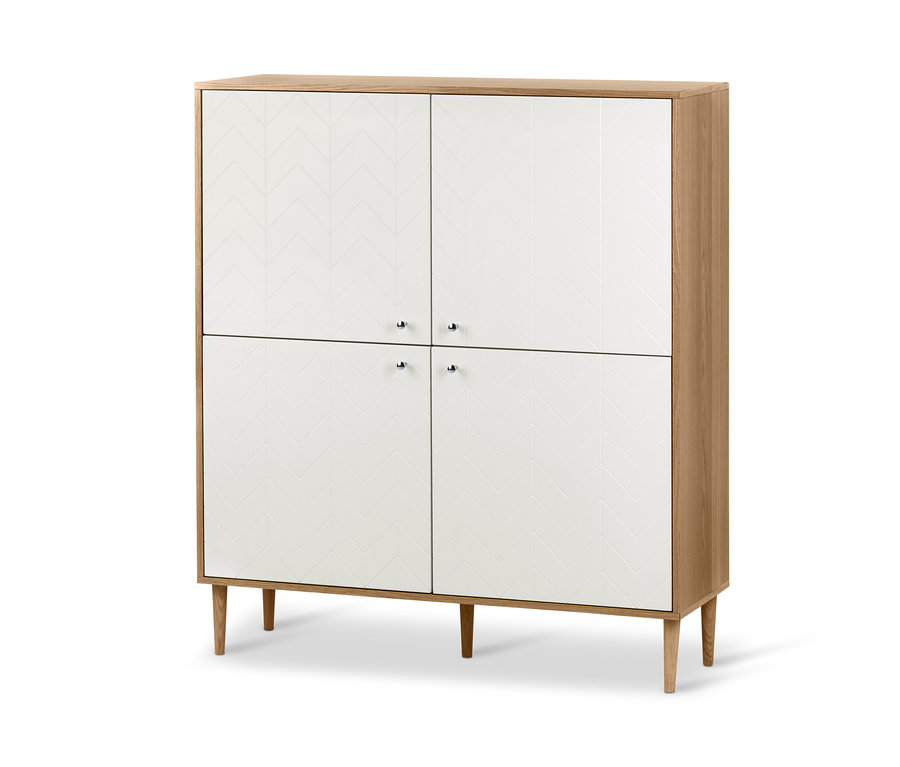 Ein Highboard mit modern strukturierten Fronten, vier Türen und silbernen Griffen.