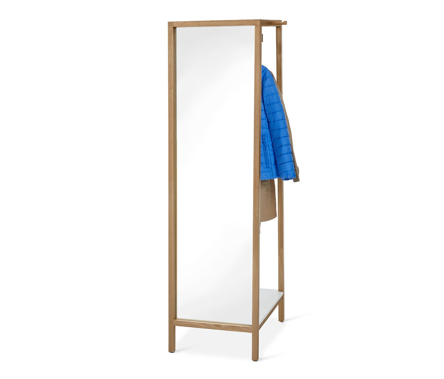 Blaue Jacke hängt an Garderobe mit Spiegel.