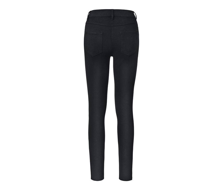 Schwarze Jeggings von hinten.