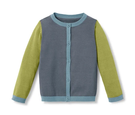 Baby-Strickjacke mit grauem Rumpf, grünen Ärmeln und hellblauen Bündchen.