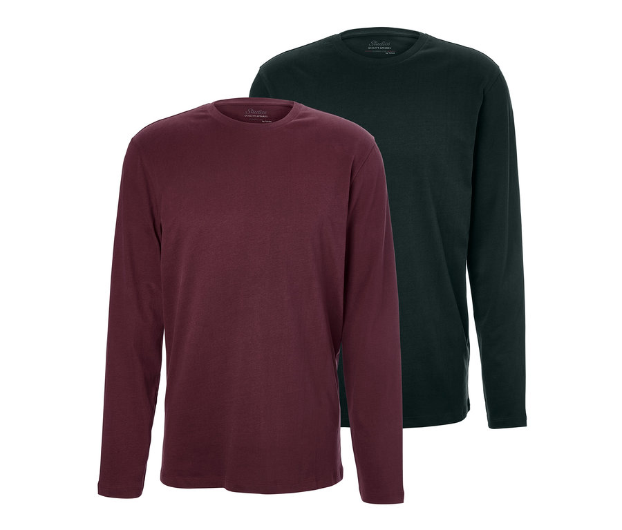 Zwei Langarm-Shirts, bordeauxrot und dunkelgrün, liegen übereinander.