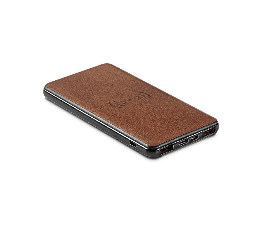 Eine braune, kabellose Powerbank und ein Ladegerät auf einem weißen Hintergrund.