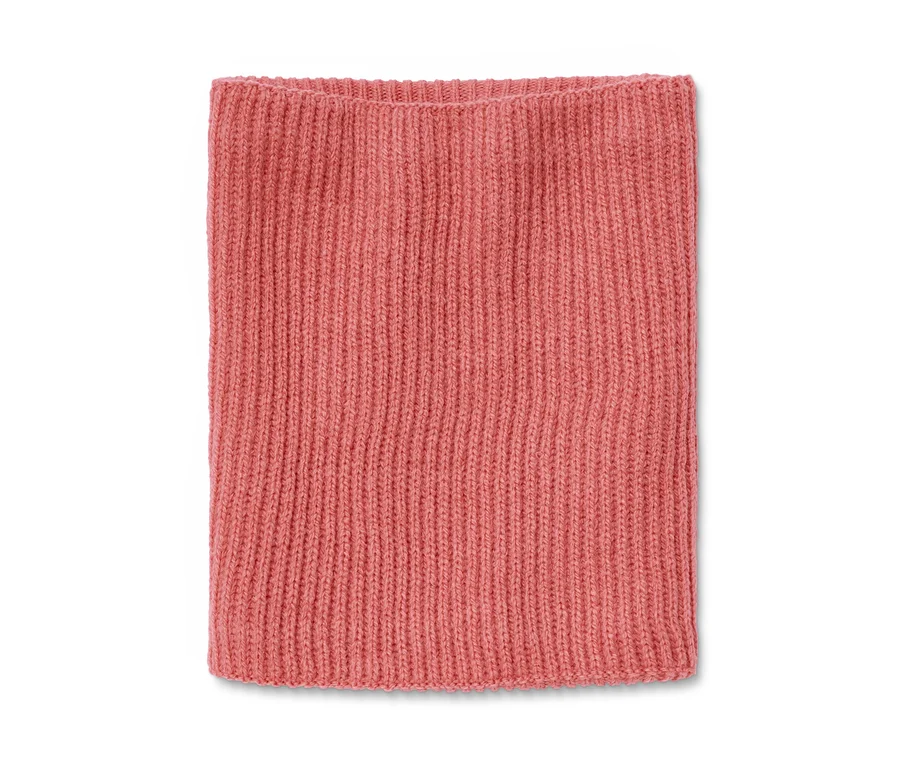 Roséfarbener Strickschlauchschal.