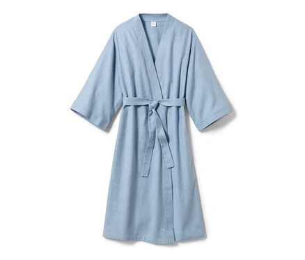 Hellblauer Flanell-Morgenmantel mit Gürtel.