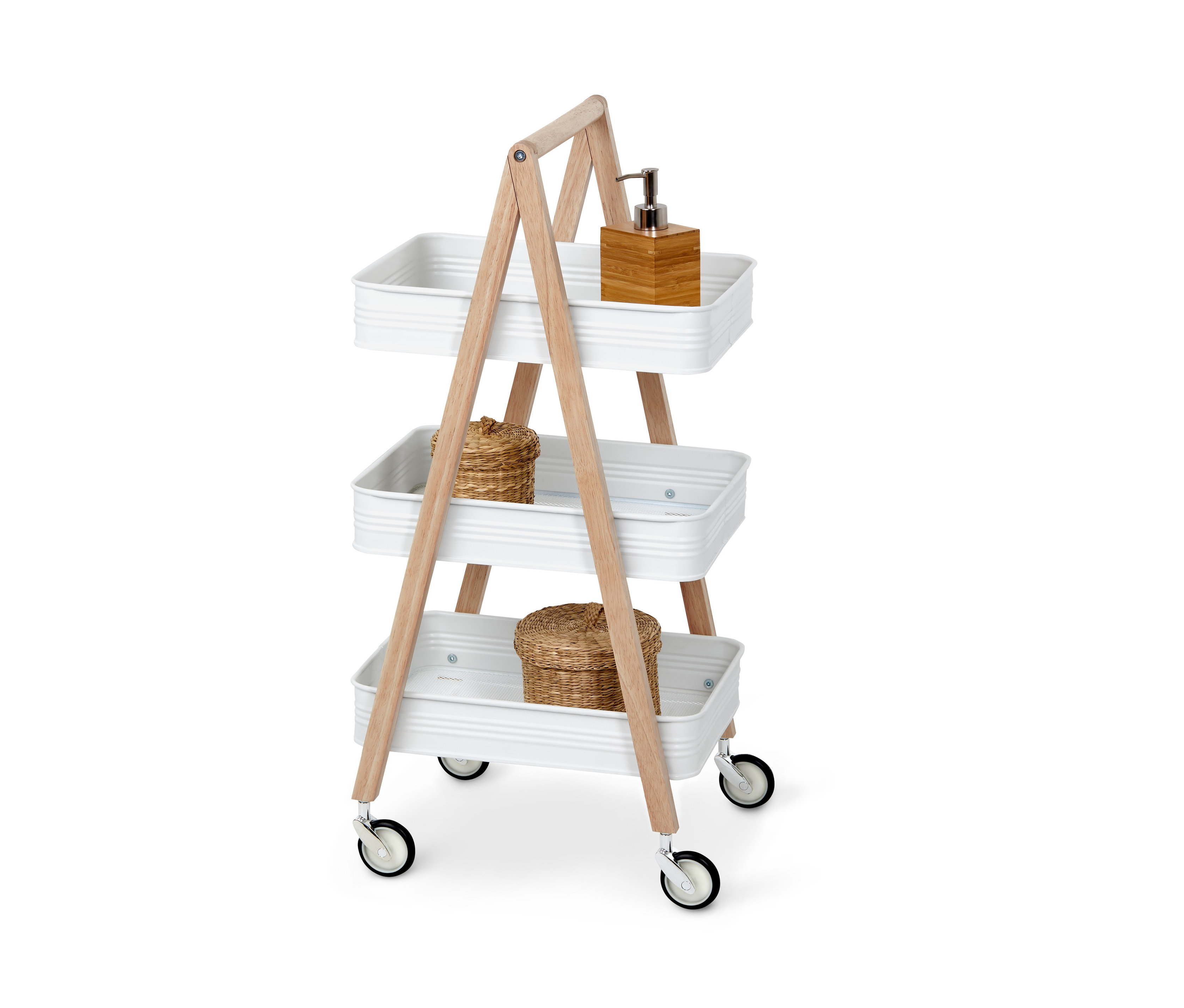 Ein dreistöckiger Rollwagen mit Holzrahmen. Im obersten Fach befindet sich ein Seifenspender, im mittleren und unteren Fach befinden sich Weidenkörbe.