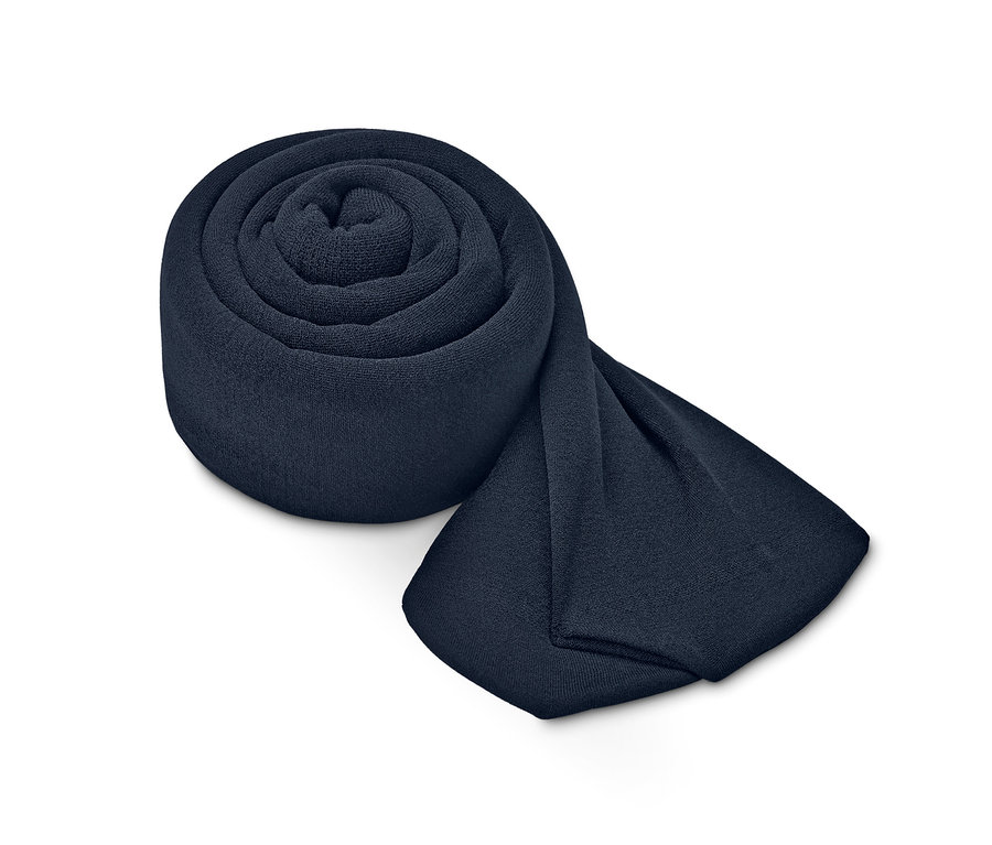 Eine zusammengerollte Thermostrumfhose auf einem weißen Hintergrund.