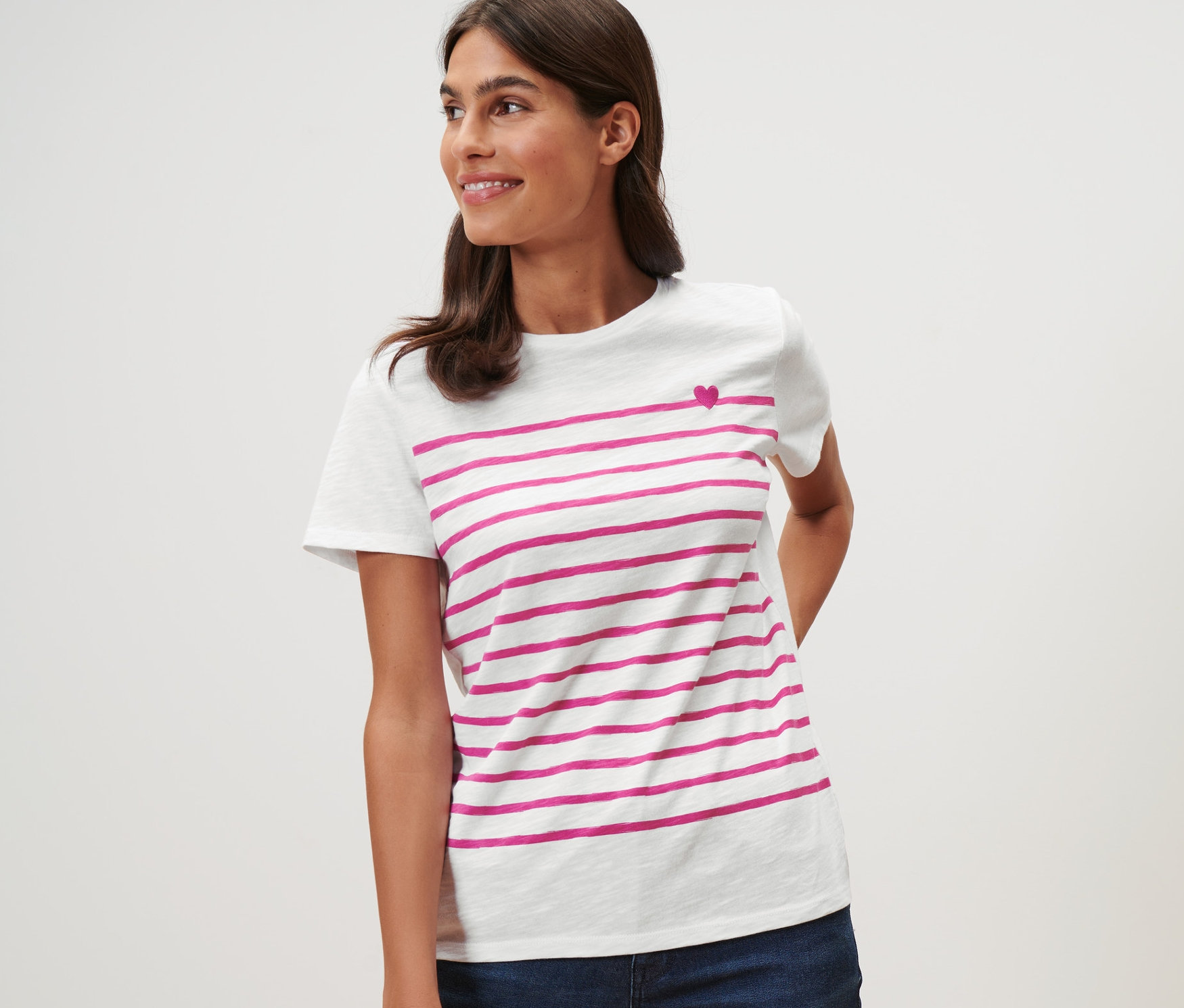 Frau trägt ein T-Shirt mit Streifen.