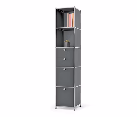 Graues Metallregal »CN3« mit 2 Klappfächern, 2 Schubladen, Büchern und Pflanze.