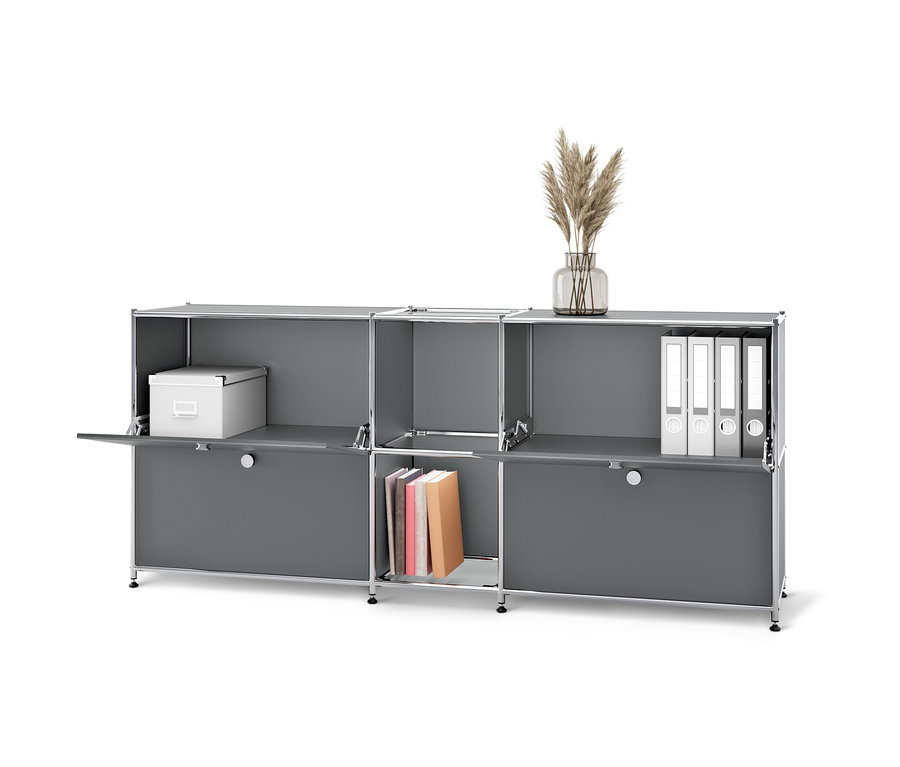 Graues Sideboard Metall »CN3« mit 4 Klappenfächern. Auf dem Sideboard eine Vase mit Pampasgras, innen Bücher, Ordner und eine Kiste.
