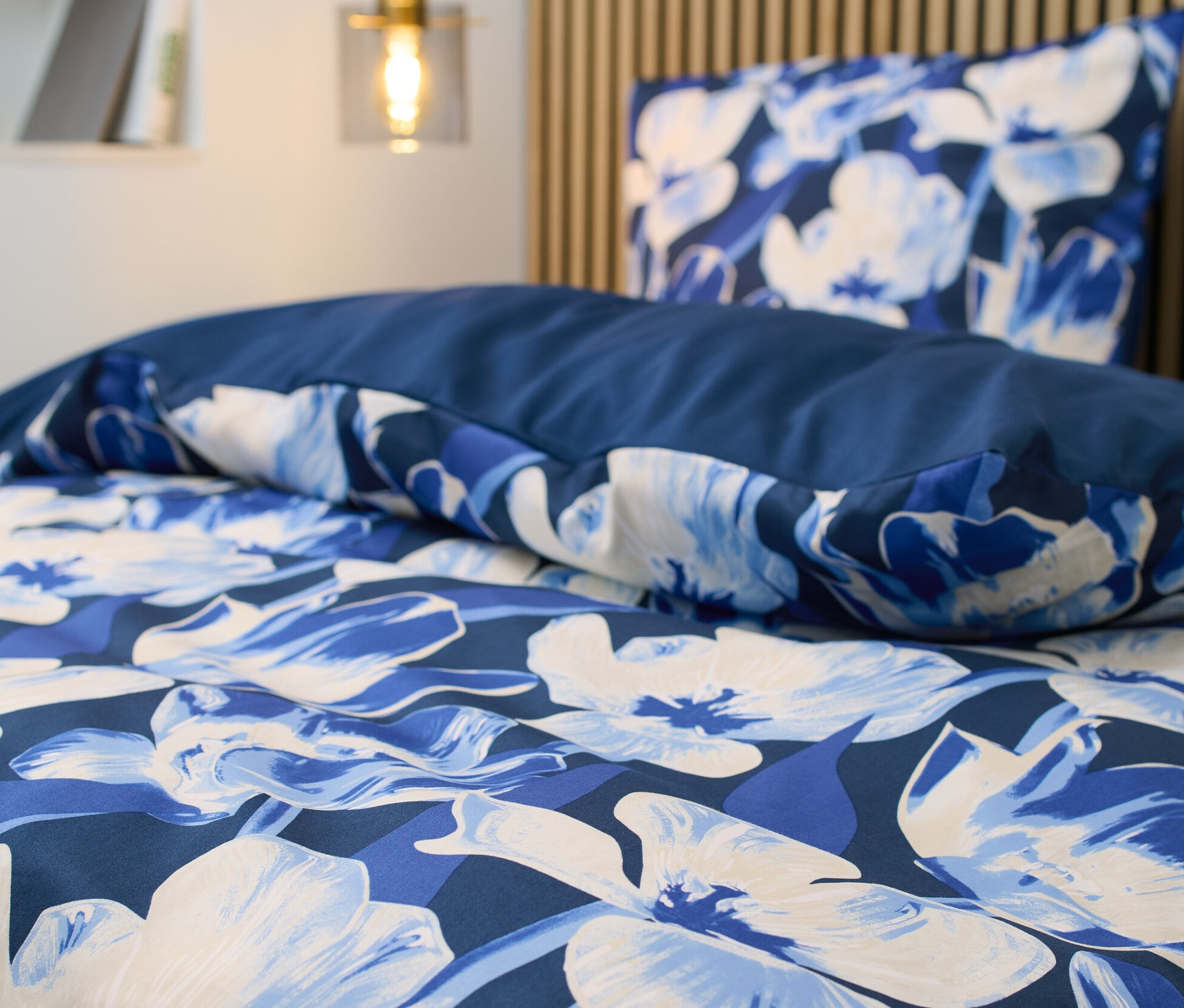 Nahaufnahme der floralen Satin-Bettwäsche in Normalgröße.