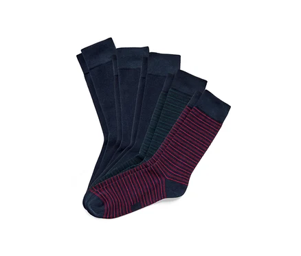 Fünf Paar Socken in verschiedenen Farben.