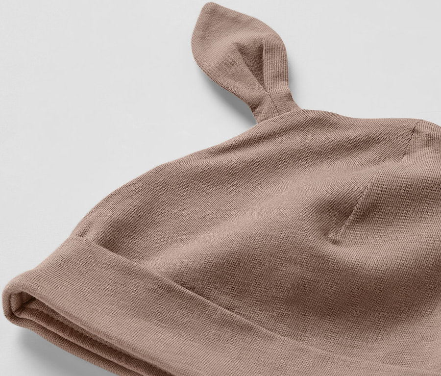 Detailaufnahme von einem braunen Baby-Set mit Ohren.