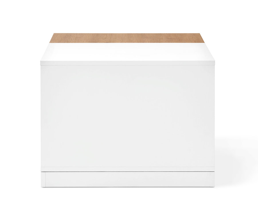 Weißer Couchtisch mit heller Holzplatte und versteckten Rollen.