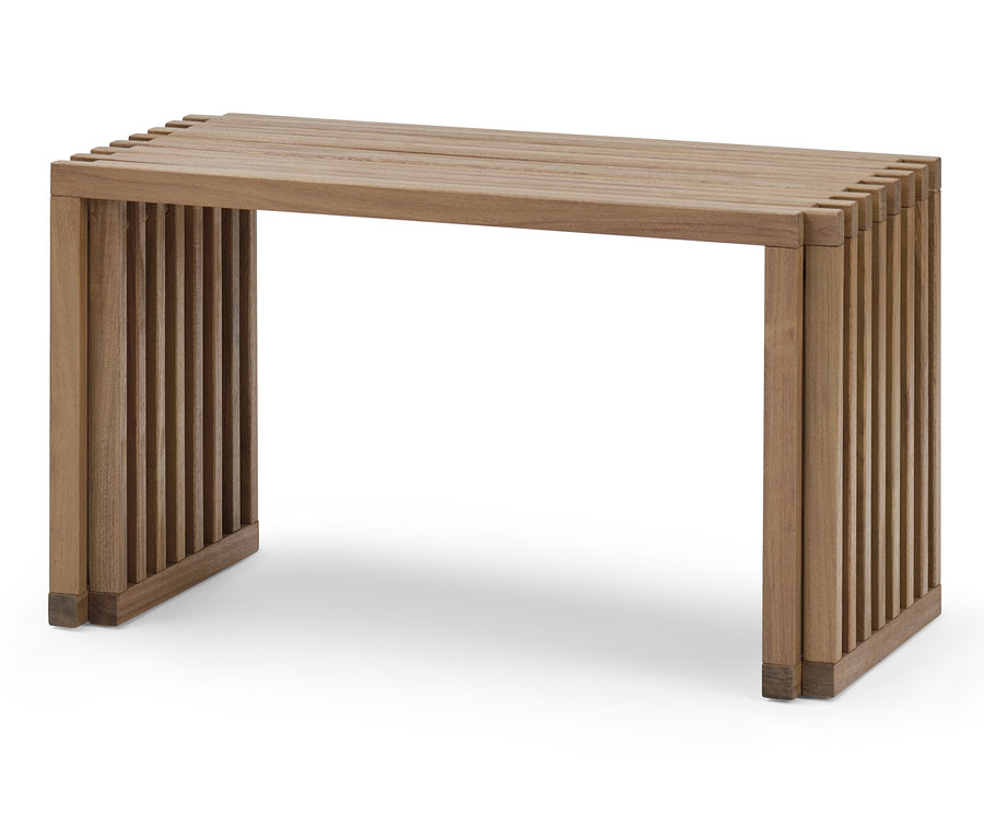 Eine einzelne Ausziehbank steht auf einem weißen Hintergrund.