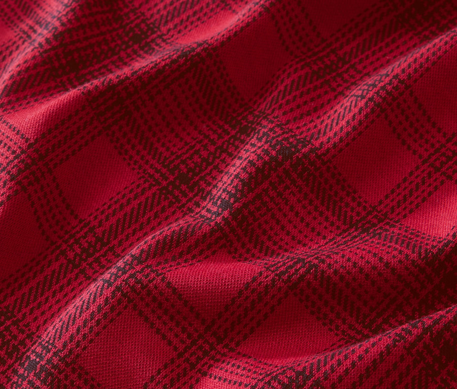 Detailaufnahme eines karierten Jacquard-Kleids.