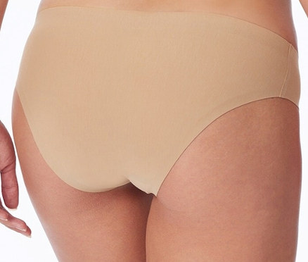 Detailansicht von hinten einer Frau, die einen SCHIESSER invisible Rio-Slip mit Baumwolle, maple trägt.