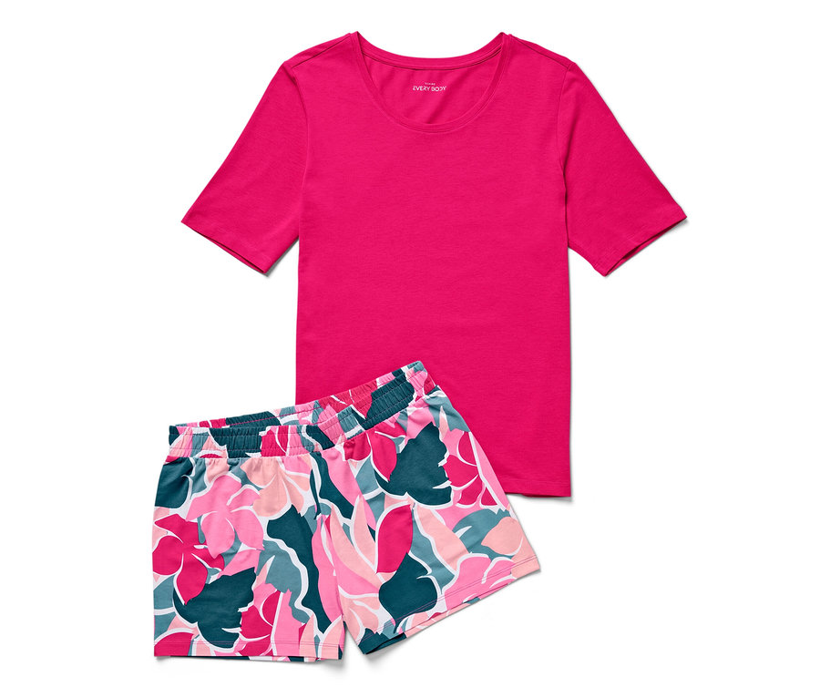 Ein Shorty-Pyjama-Set mit einem pinkfarbenen T-Shirt und Shorts mit Blumenmuster.