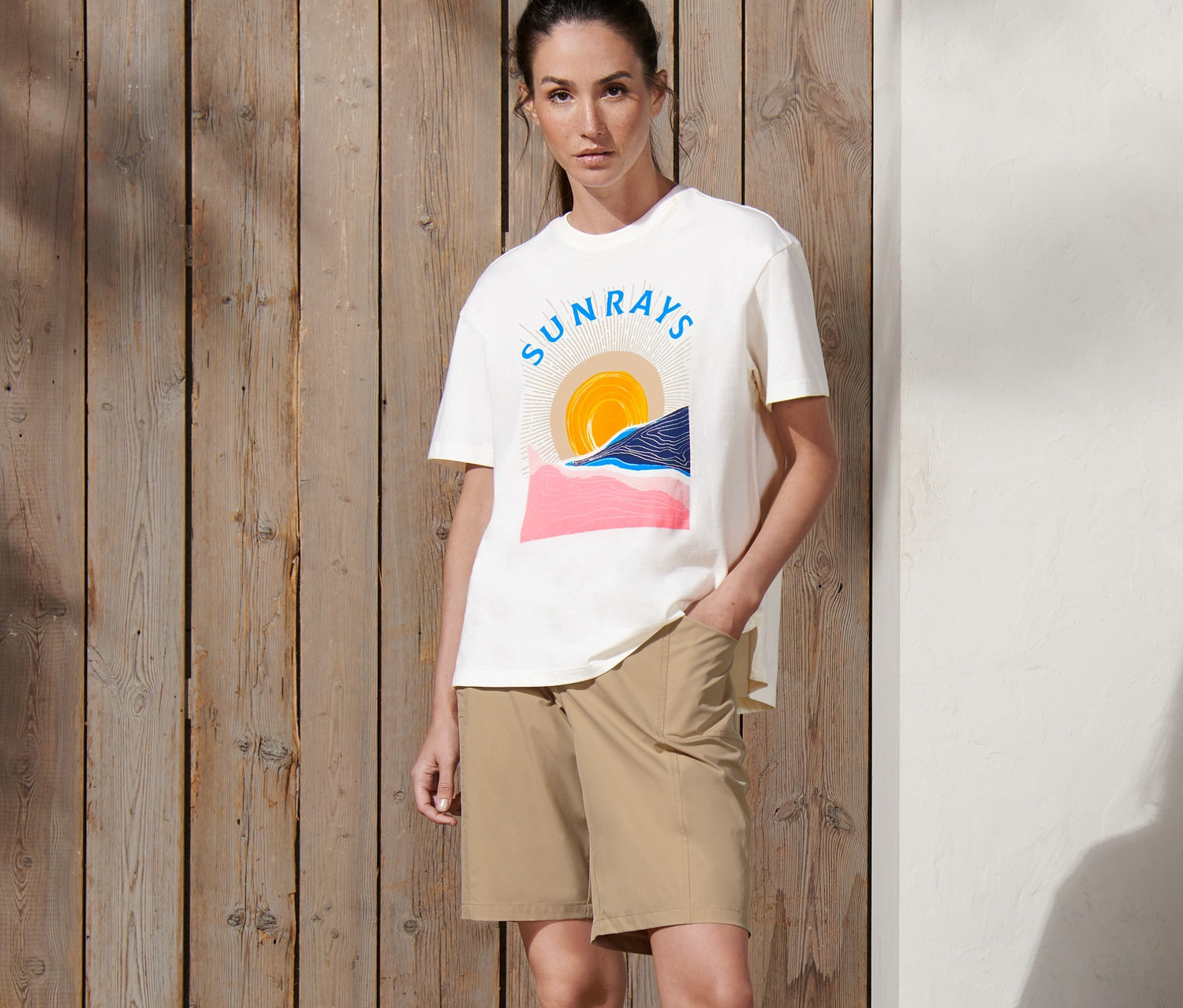 Frau steht mit der Hand in der Tasche der beigen Softshell-Funktionsshorts.