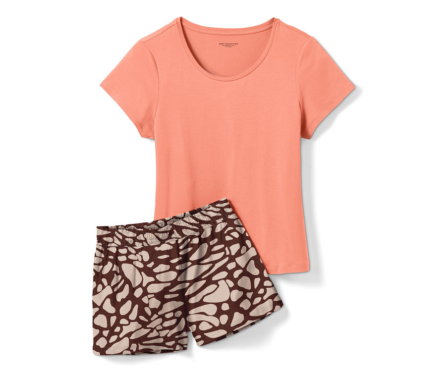 Ein Shorty-Pyjama mit einem korallenfarbenen T-Shirt und braunen gemusterten Shorts liegt auf einem weißen Hintergrund.