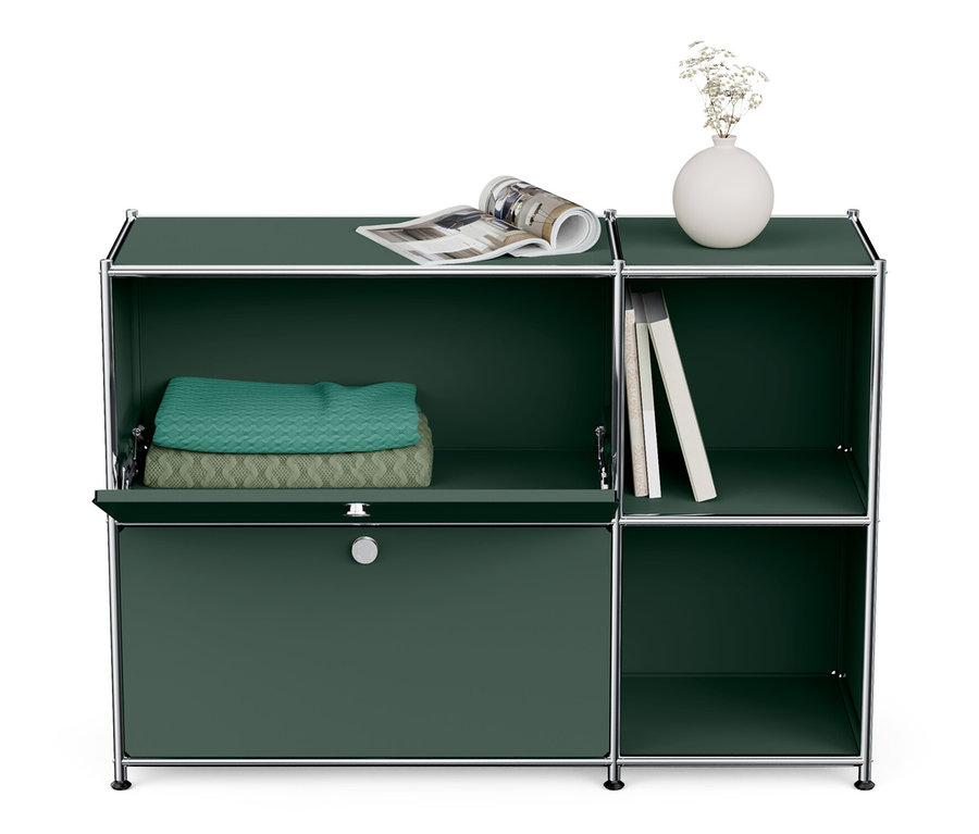 Ein olivgrünes Sideboard Metall »CN3« mit 2 Klappenfächern. Oben liegen eine Vase und eine Zeitschrift.