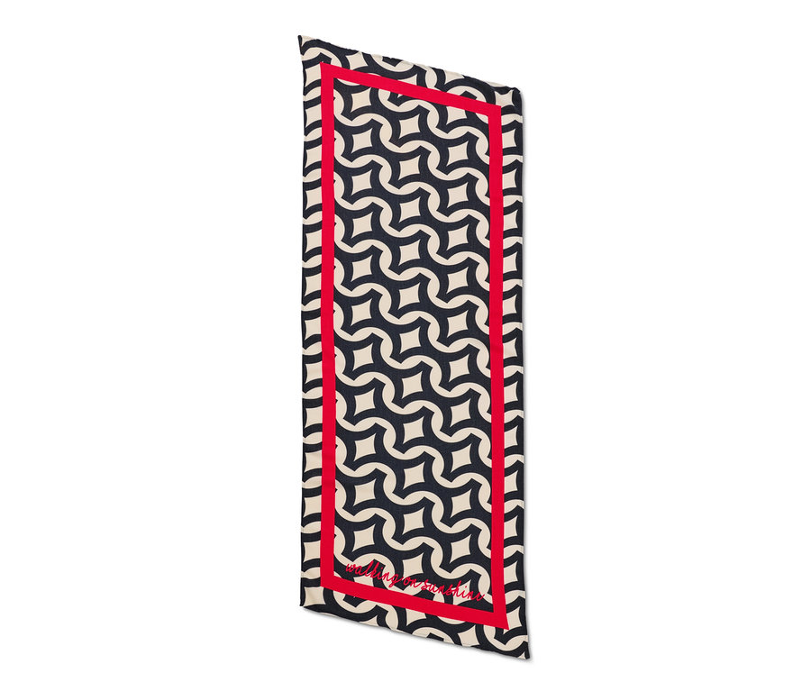 Bedruckter Webschal mit geometrischem Muster in Creme und Dunkelblau, umrahmt von einer roten Bordüre.