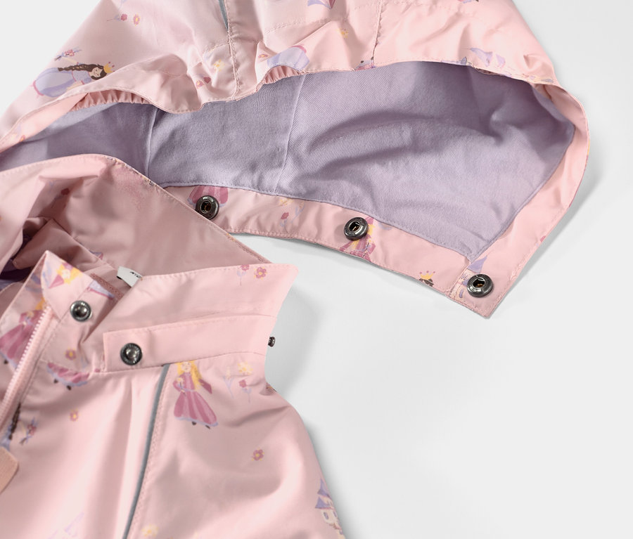 Detailaufnahme einer Kinder-Regenjacke mit Prinzessinnenmuster.