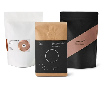 Drei Kaffeepackungen: eine weiße, eine braune und eine schwarze. Espresso Probierpaket "Premium Kaffeeset" - 3x 250 g Ganze Bohne.