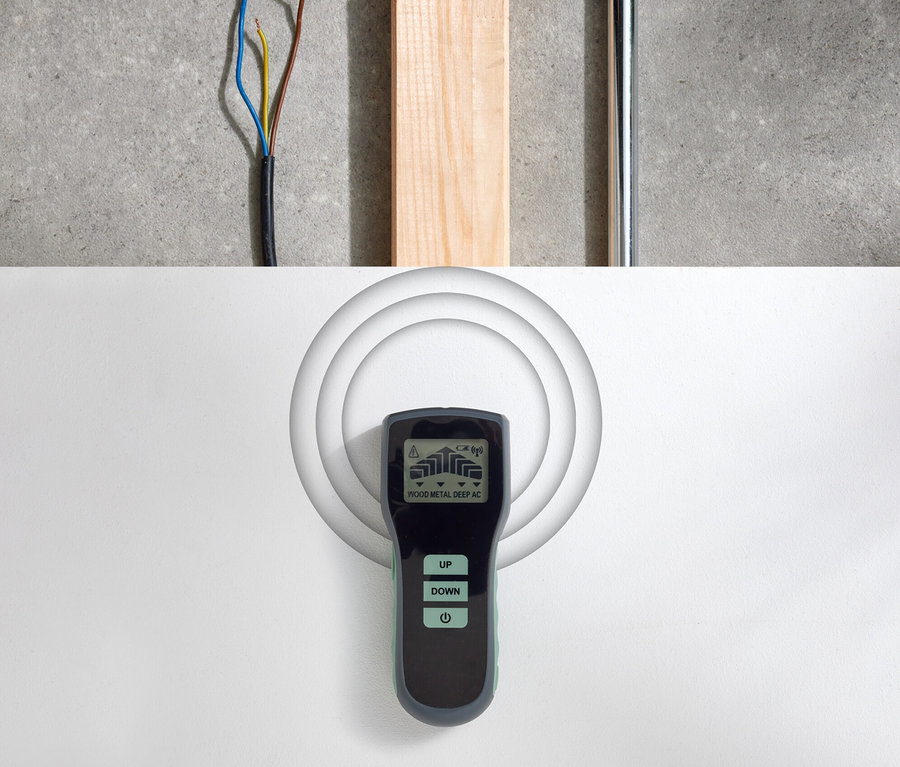 Multifunktionsdetektor an Wand, der Drähte, Holz und Metall erkennt.