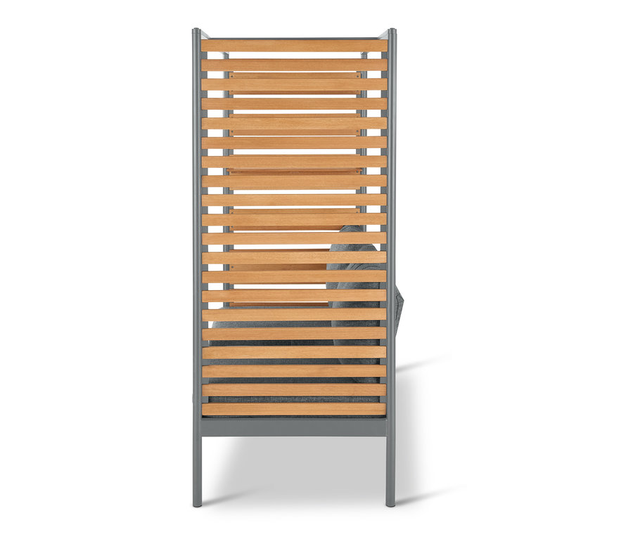 Detailaufnahme einer grauen ScanCom Outdoor-Lounge mit Fußhocker.