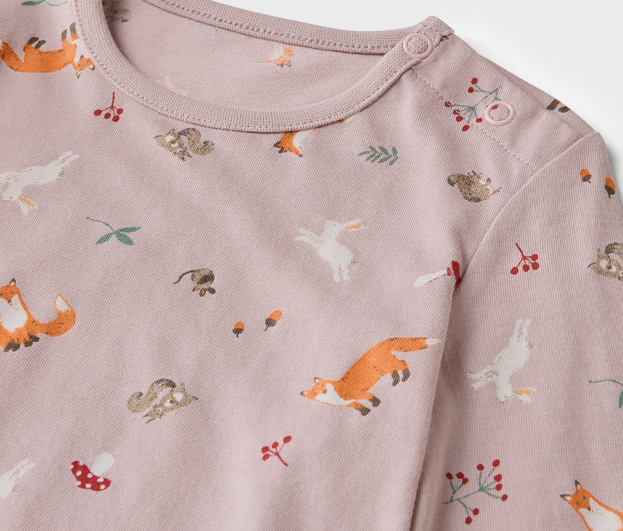 Detailansicht eines helllila Kinder-Pyjama-Sets mit Fuchs-, Hasen- und Eichhörnchenmuster.