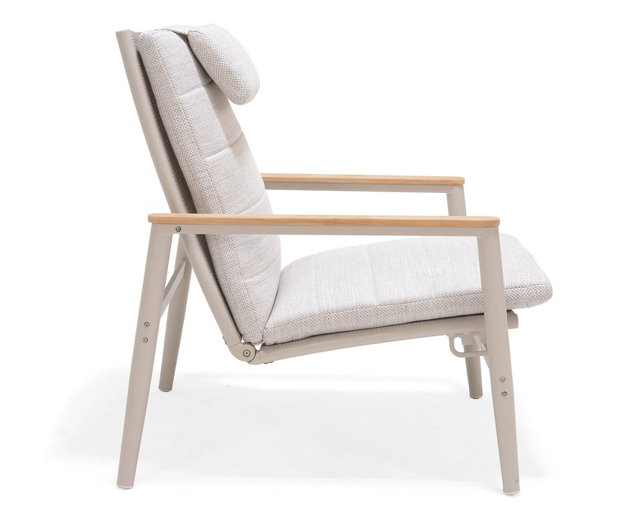 Seitenansicht des hellgrauen ScanCom Outdoor-Loungesessels mit verstellbarer Rückenlehne auf weißem Hintergrund.