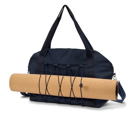 Marineblaue Sporttasche mit einer zusammengerollten Yogamatte, die mit einem elastischen Band befestigt ist.