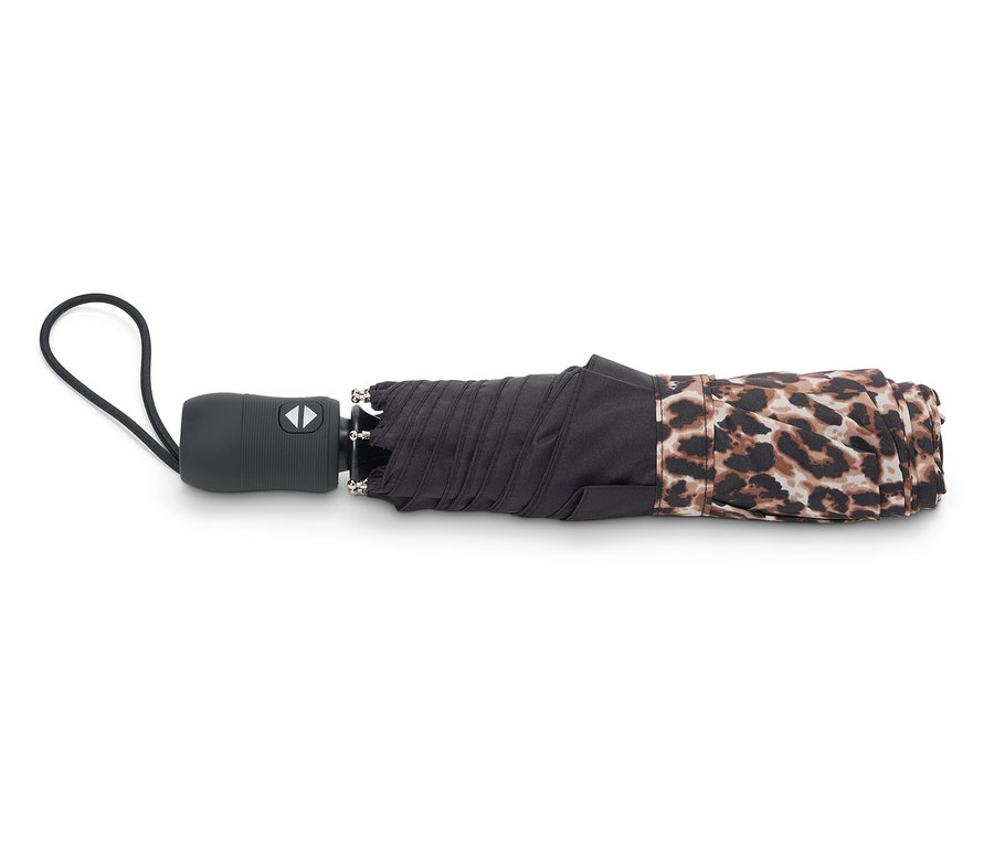 Zusammengeklappter Regenschirm mit schwarzem Griff und einem Bezug, der teilweise schwarz und teilweise mit einem Leopardenmuster versehen ist.