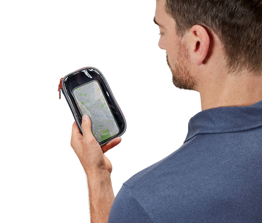 Mann betrachtet eine Multifunktionstasche mit Sichtfenster.