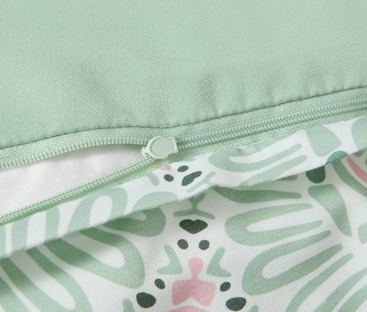 Detailansicht der grünen Microfaser-Bettwäsche in Normalgröße mit Reißverschluss.