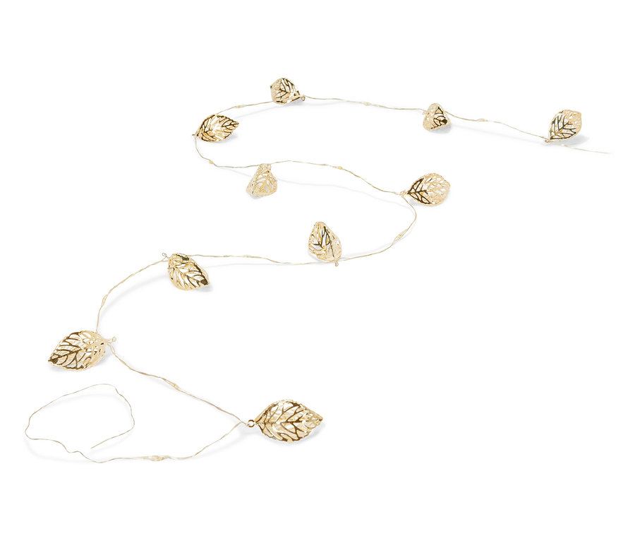 Lichterkette in Form von goldenen Blättern auf weißem Hintergrund.