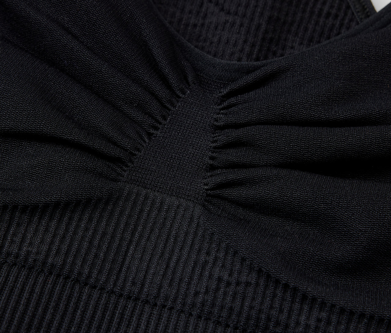 Detailaufnahme eines schwarzen, strukturierten Sport-BHs.