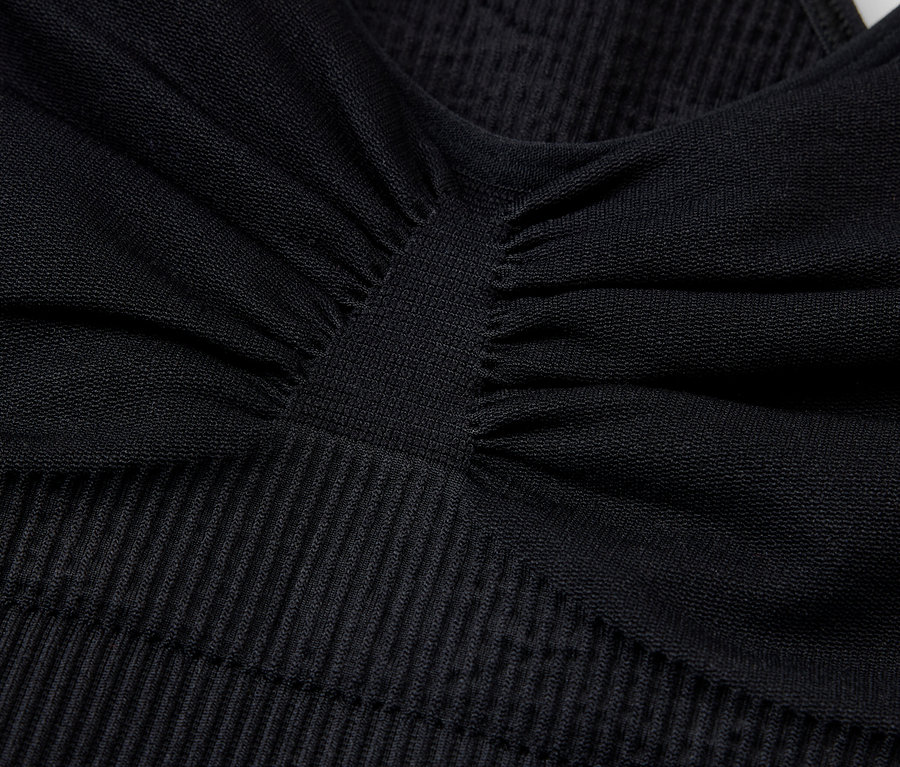 Detailaufnahme eines schwarzen, strukturierten Sport-BHs.
