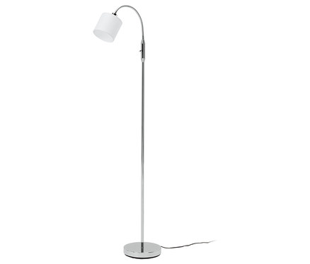 Stehlampe mit weißem Schirm und verchromtem Gestell.