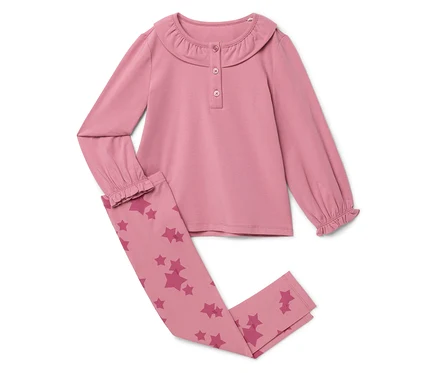 Rosa Schlafanzug mit langen Ärmeln und einer Hose mit Sternmuster.