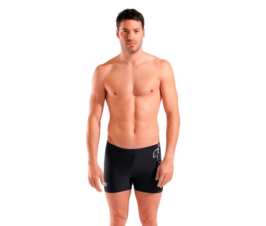 Mann mit freiem Oberkörper posiert in arena Badehose Scratchy, schwarz.