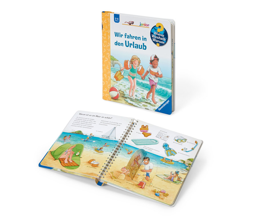 Zwei Kinderbücher mit Strandmotiven, darunter das Buch »Wieso? Weshalb? Warum? junior: Wir fahren in den Urlaub«.