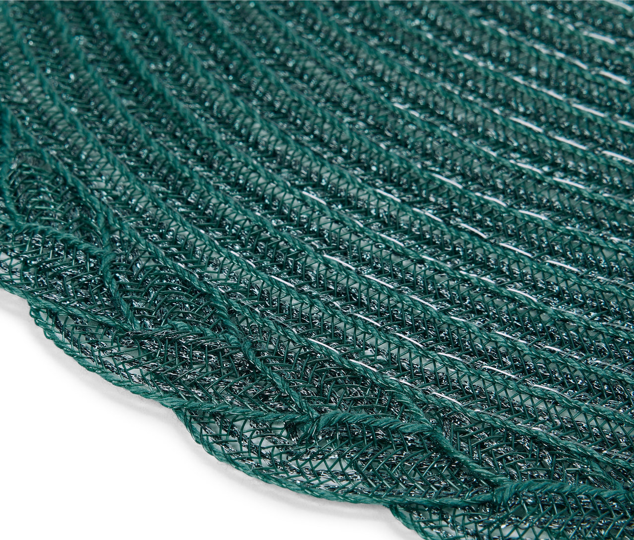 Nahaufnahme eines dunkelgrünen, gehäkelten Tischsets mit gewelltem Rand.