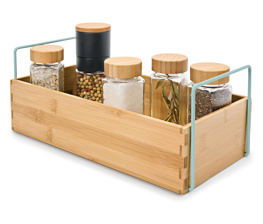 Bambusbox mit fünf Glasbehältern mit Naturholzdeckeln, die Salz, Pfeffer und Gewürze enthalten.
