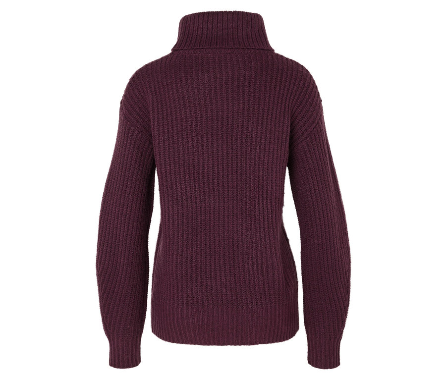 Ein burgunderroter Rollkragenpullover mit Rippmuster auf weißem Hintergrund.