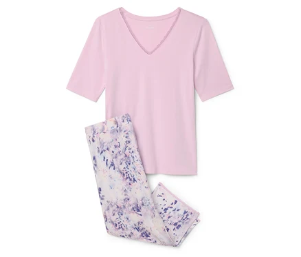Rosa T-Shirt mit kurzen Ärmeln und lila Blumenhose.